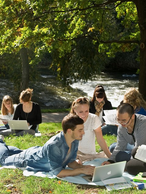 Studenten in Freiburger Stadtgarten